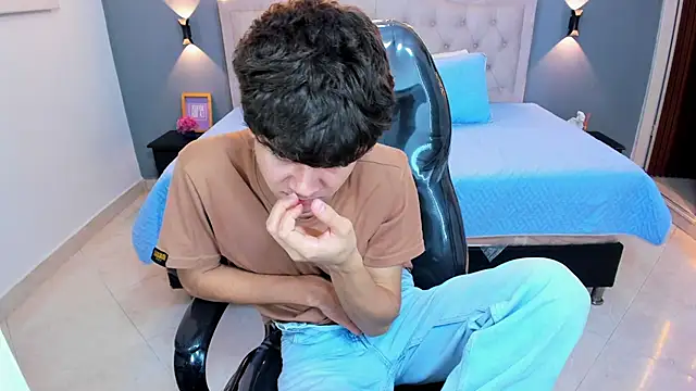 Tommy18__ Live XXX Chat