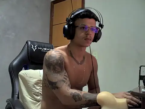 Gust027 Show in webcam