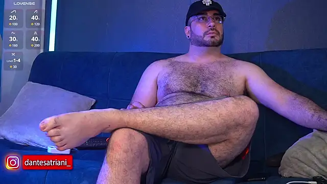 dantesatrianii: διαδικτυακό σόου στην κάμερα