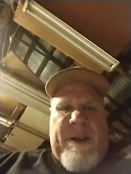 Reddog833 Show in webcam