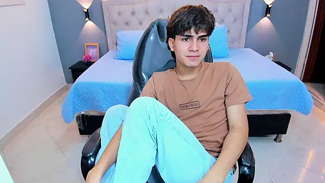 Tommy18__ live XXX chat