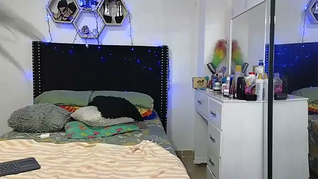 charlotte_077 লাইভ XXX চ্যাট