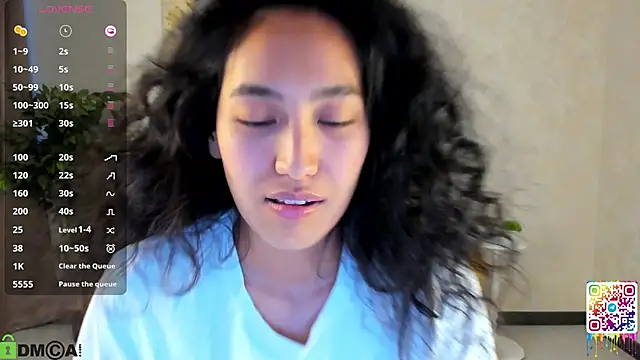 FlirtyAura élő XXX-chatje