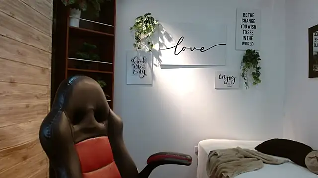 AmethystShadow17 Adlı Modelin Canlı XXX Sohbeti