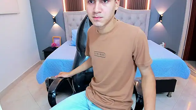 Tommy18__ Adlı Modelin Canlı XXX Sohbeti