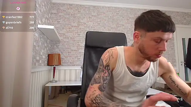 Chat XXX en directo de JonahShaw