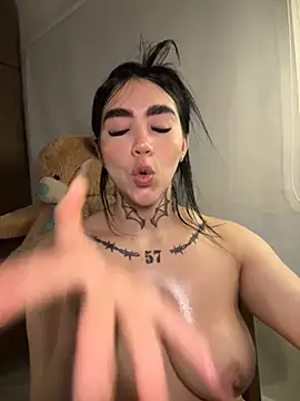 Nickiiiii: διαδικτυακό σόου στην κάμερα