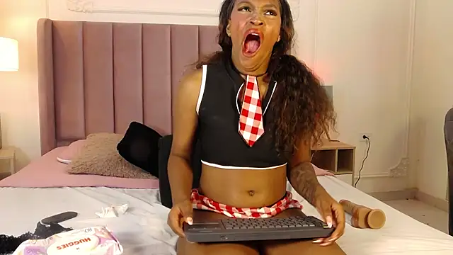 LiaTrainor's Live XXX Chat