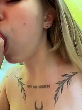 StreetSquirt live XXX chat