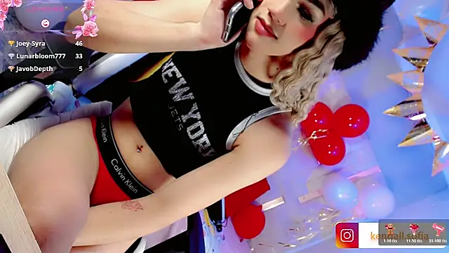 Sophiaa_doll_: διαδικτυακό σόου στην κάμερα