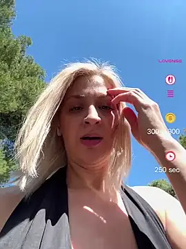 HOTLadyluna 现场XXX聊天