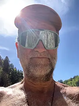 artXhibitor: διαδικτυακό σόου στην κάμερα