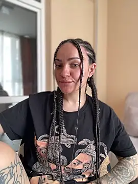 SaraLow's Live XXX Chat