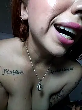 Sofhi_a20: διαδικτυακό σόου στην κάμερα