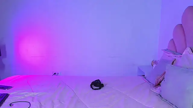 MiaColucci18's Live XXX Chat