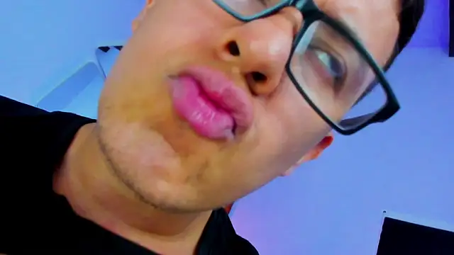 Chatroom XXX en direct de RomanCroft