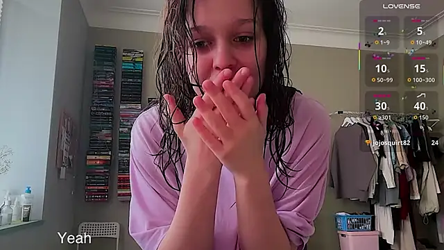 Addelin_Moon Pertunjukan Webcam