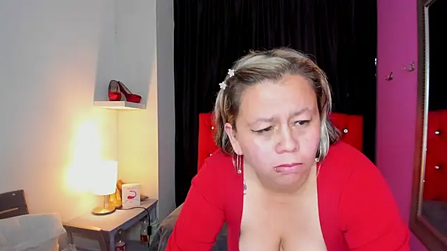 ScarletBigTitties' Live XXX Chat