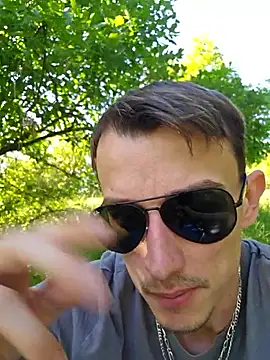 Chrisou73: διαδικτυακό σόου στην κάμερα