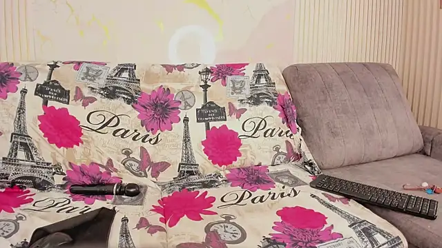 NhoanBrunette Show in webcam