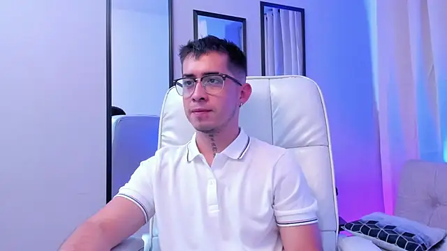 Tommas_Jhonson: διαδικτυακό σόου στην κάμερα