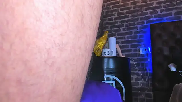 Daniel_huge22's Live XXX Chat