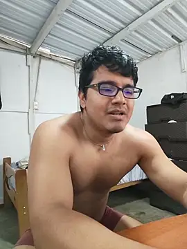 Chat +18 de ChicoHot2503 ao vivo