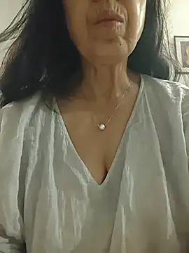 NakedMILFx Chat XXX in diretta