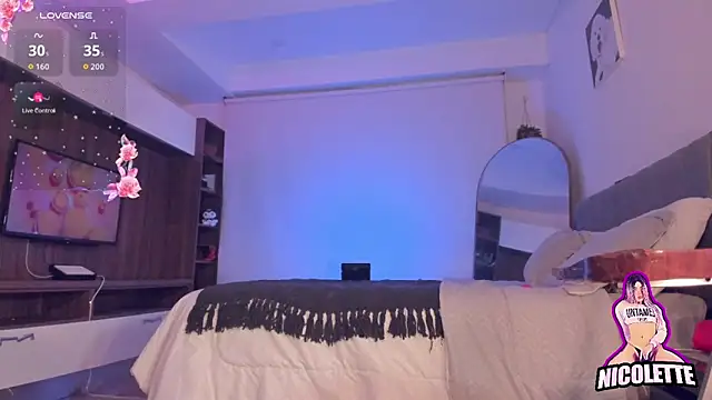 nicolette_tay: διαδικτυακό σόου στην κάμερα