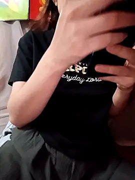 Shiny_68: διαδικτυακό σόου στην κάμερα