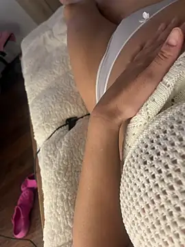 Kamillaone élő XXX-chatje