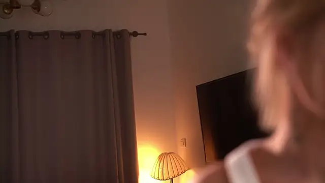 Онлайн чат XXX alittlestarrr