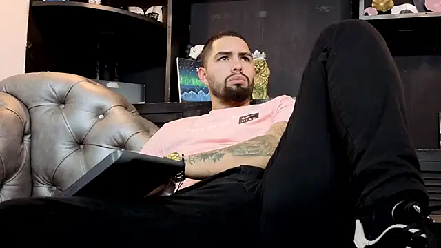 matteosantos: διαδικτυακό σόου στην κάμερα