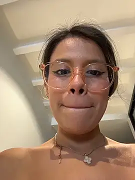 EMILIIA_RICHTER__ Adlı Modelin Canlı XXX Sohbeti