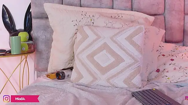 MiiaBlumm_ élő XXX-chatje