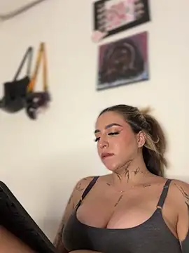 XXX chat uživo modela CarolQueen1_