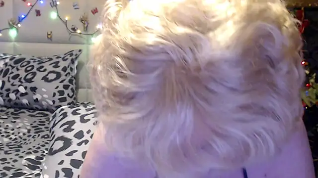 HappyWomanOn live XXX chat