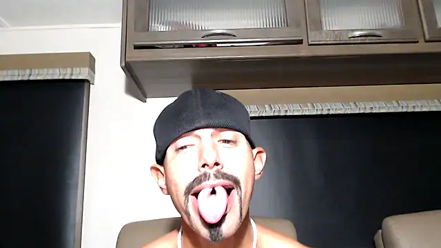 ThickD2C élő XXX-chatje