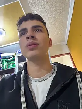 AdrianRinaldi Chat XXX in diretta