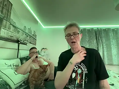 Curvy-Jinx Live XXX-Chat