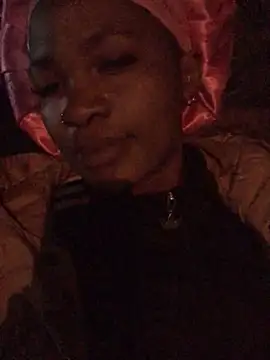 NUDETIMEZ élő XXX-chatje