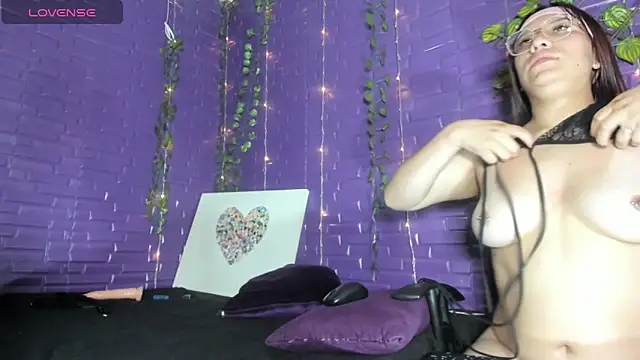 WhipAndDesireRs' Live XXX Chat