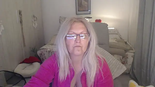 Divineblond's Live XXX Chat