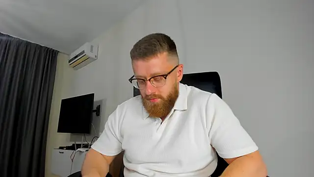 Pokazy przed kamerką – Findom_guy