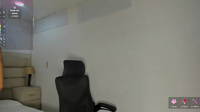 Show modela nahomyrusell na web-kameri