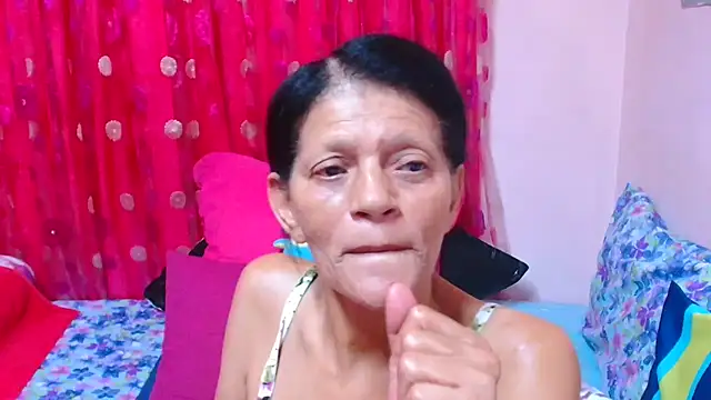 Chat +18 de SLUTTYROXY ao vivo