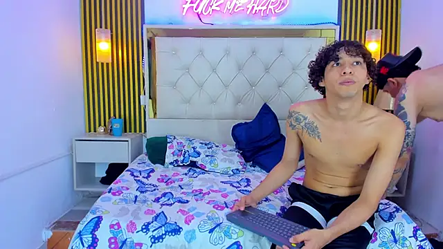 Adventurous_Boys Show in webcam