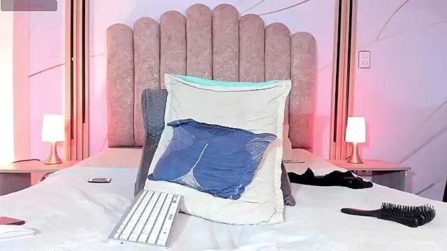 CheryHandsome Show in webcam