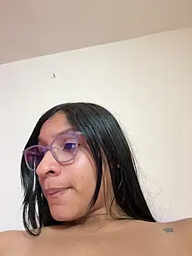 Danaeluxe: διαδικτυακό σόου στην κάμερα