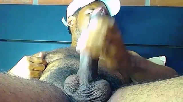 Romeo_box22: διαδικτυακό σόου στην κάμερα